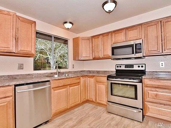 3rd image of 615 NE Conifer Dr