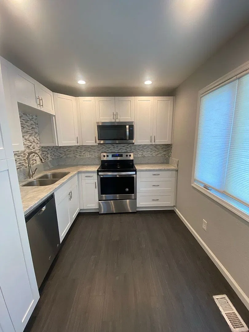 Introducing 804 Romney Lane, a stunning residence! — Photo 4