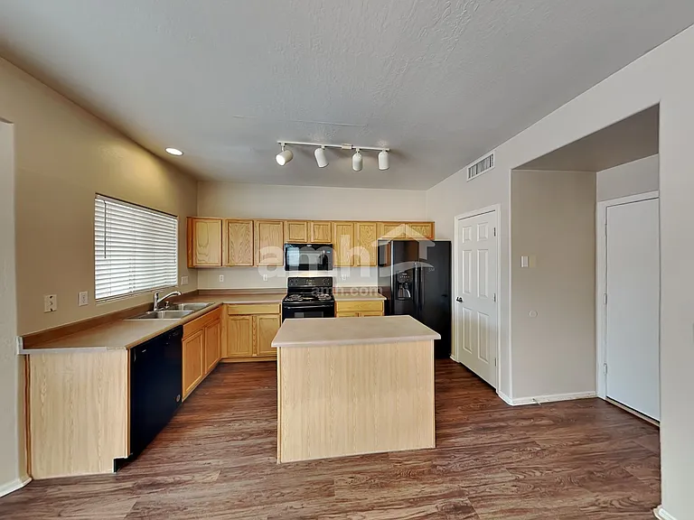 1509 S 123rd Dr — Photo 3
