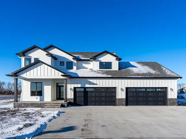 5498 Courtyard Dr, Grand Forks, ND 58201