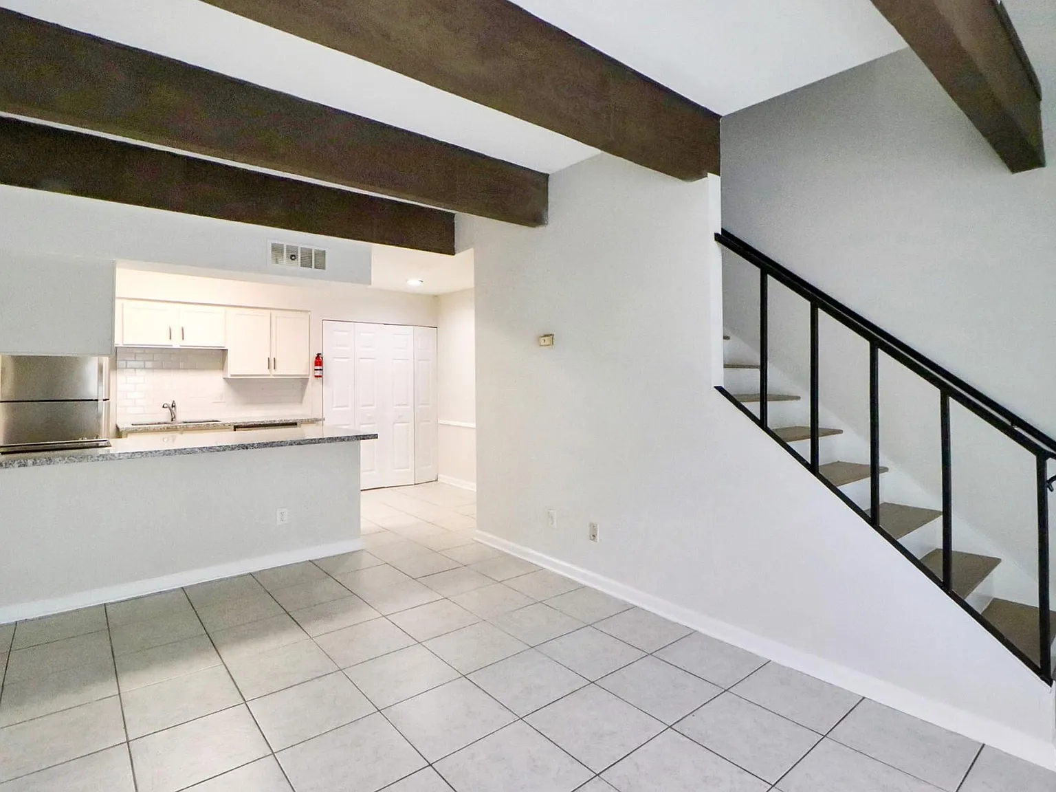 1 bed, 1.0 bath, 648 sqft, $1,200 — Photo 2