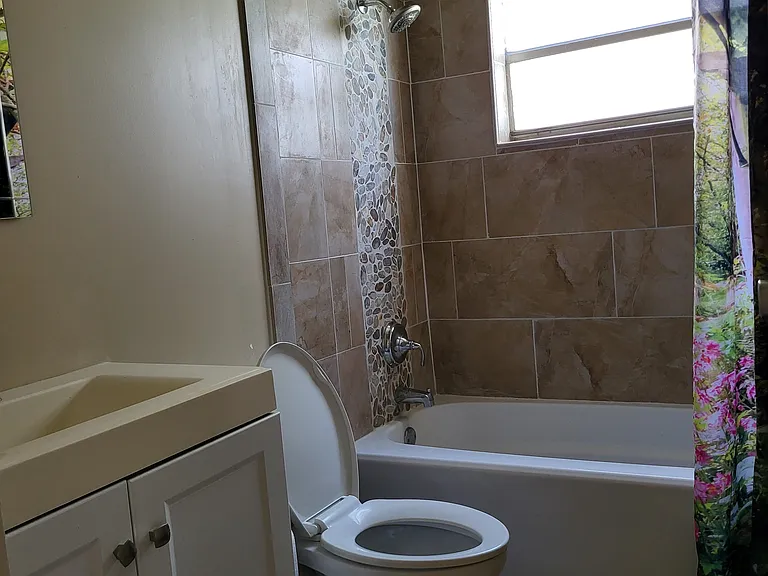 Bathroom 1 with tub