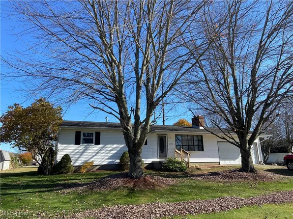 21950 Sunset Dr, Newcomerstown, OH 43832