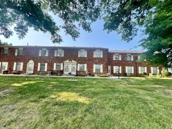 Stunning 2 Story townhome w/ outdoor Maintenance provided, 907 NE Colbern Rd, Lees Summit, MO 64086