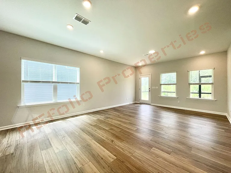 1605 Immagene Way — Photo 7