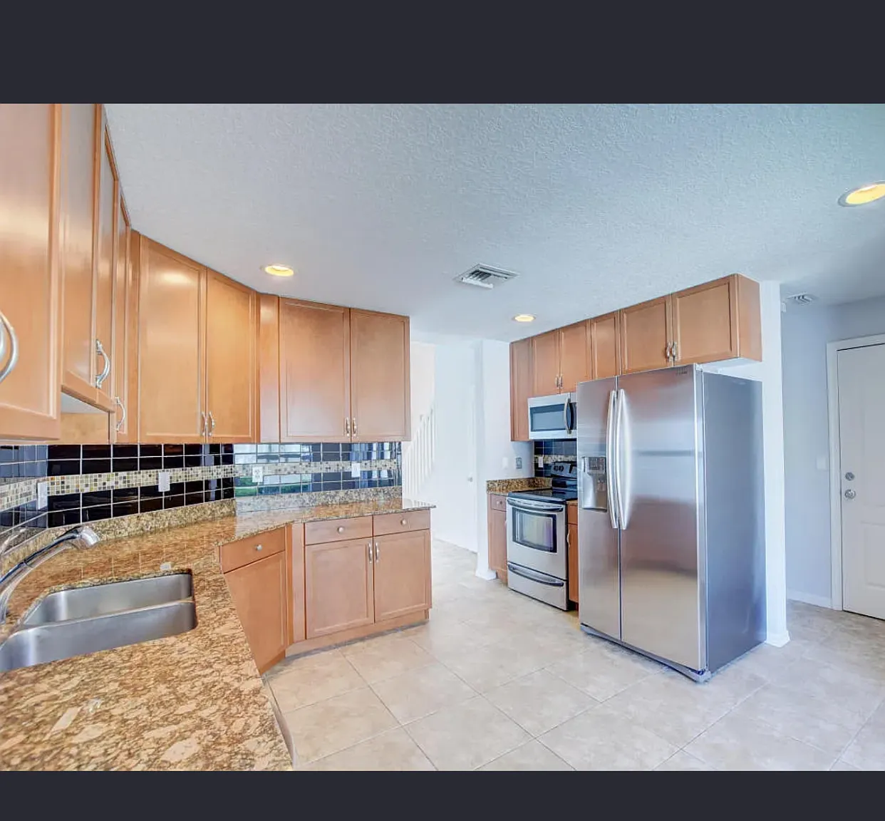 3 bed, 1618 sqft, $4,000 — Photo 2