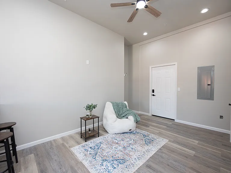 201 E Grand Ave #3 — Photo 7