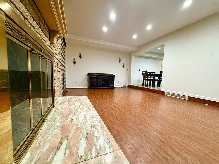 2868 Groves Dr — Photo 33