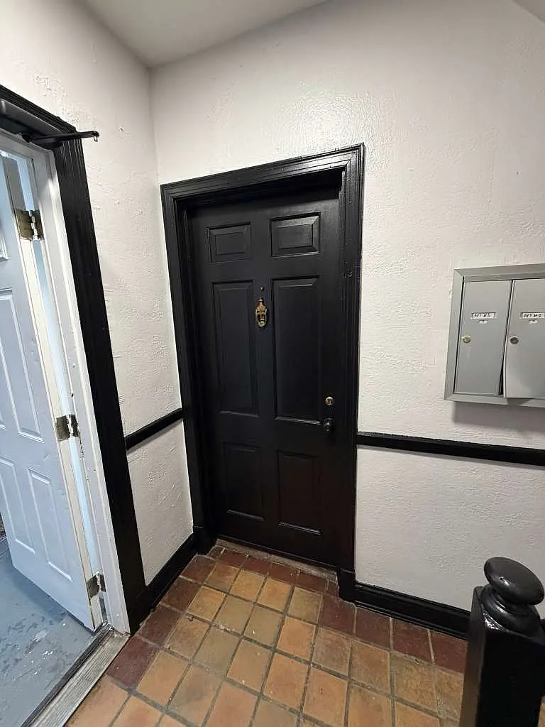 4 bed, 882 sqft, $2,300 — Photo 3