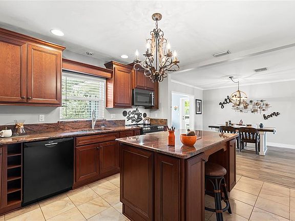 3rd image of 805 WELLINGTON DRIVE