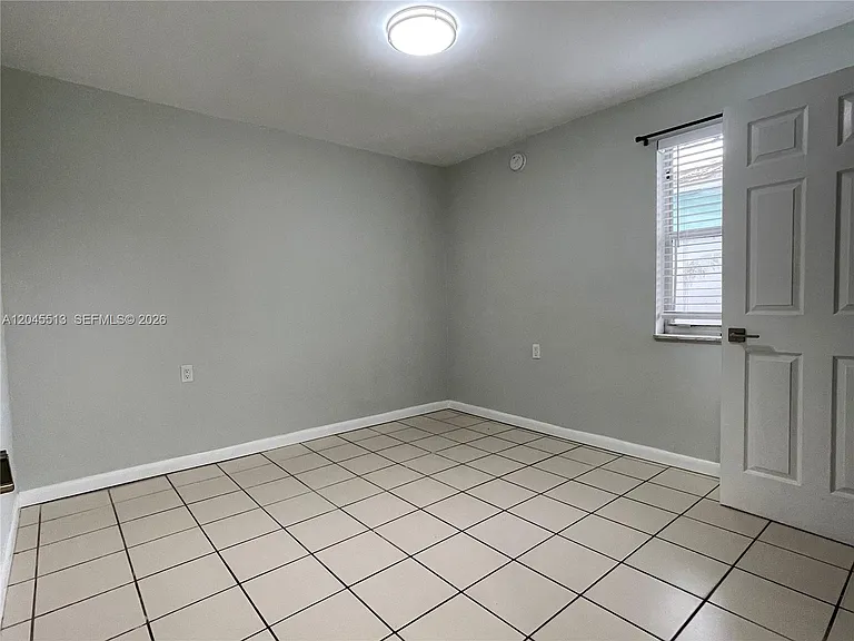 325 SW 14th Ct #C — Photo 7