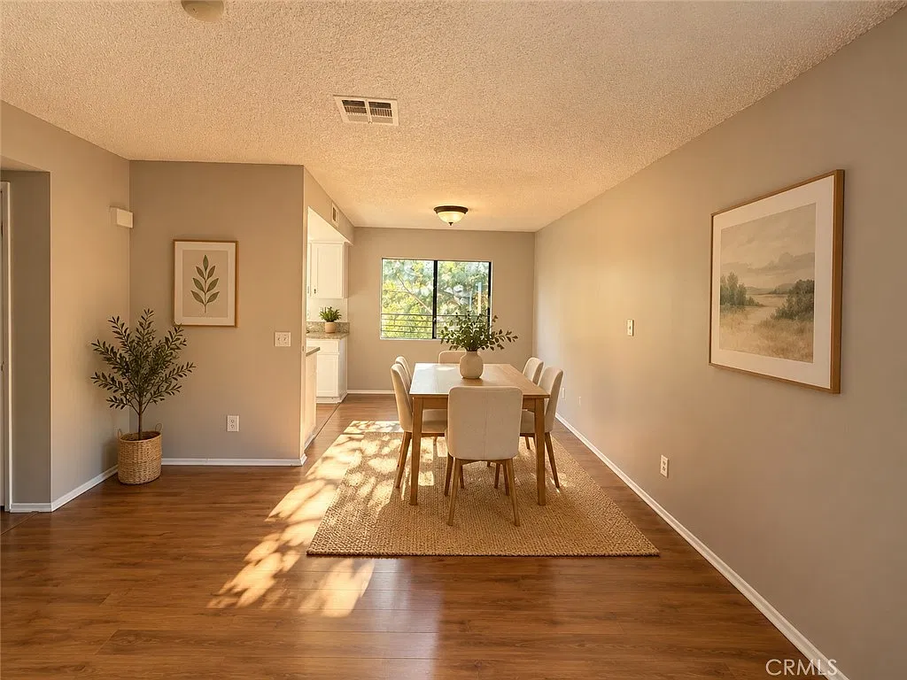2 bed, 900 sqft, $2,200 — Photo 2