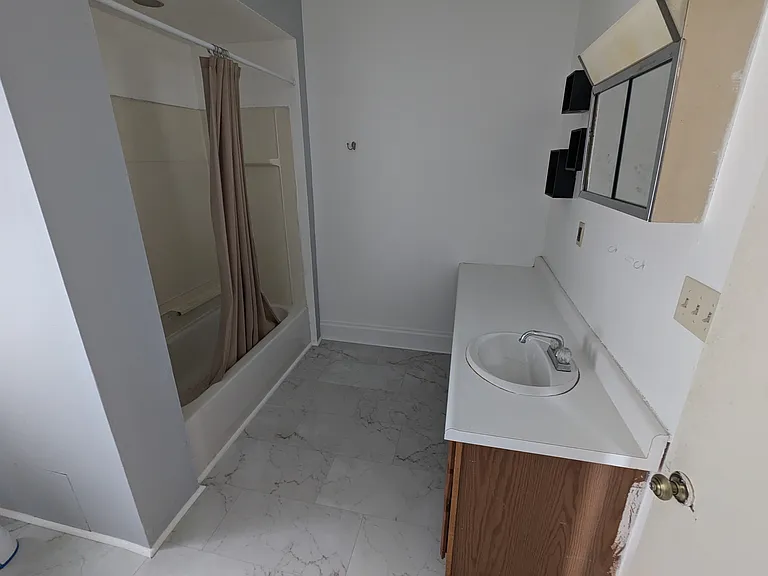 116 W 7th St #2 — Photo 9