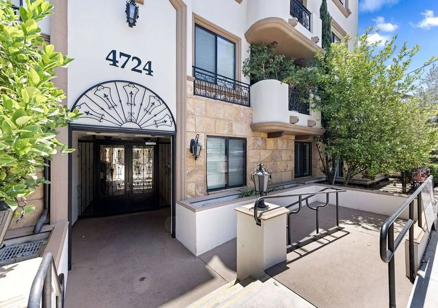 Modern 3 Bed, 2 Bath Condo for Lease 1,320 Sq Ft Prime Sherman Oaks Location — Photo 1