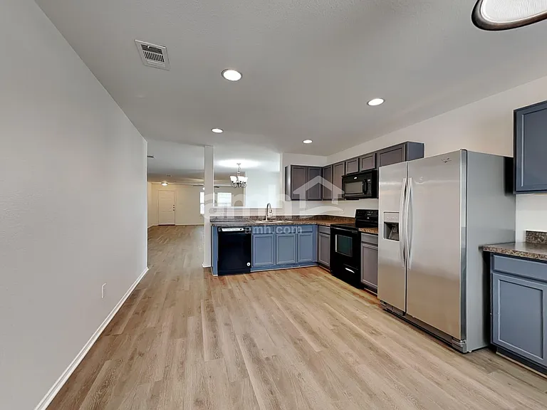 506 Azalea Dr — Photo 3