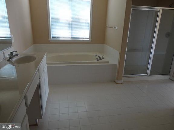 5th image of 1103 Great Oaks Ln