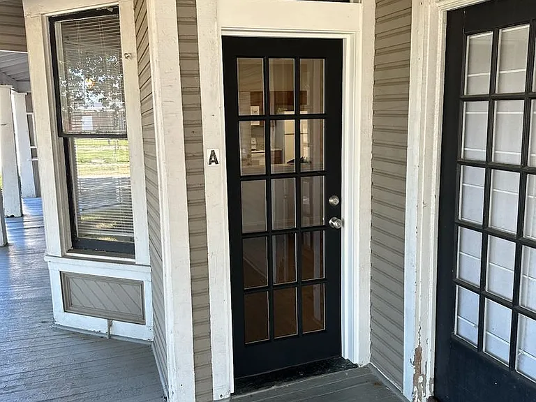 201 E Robert St — Photo 2