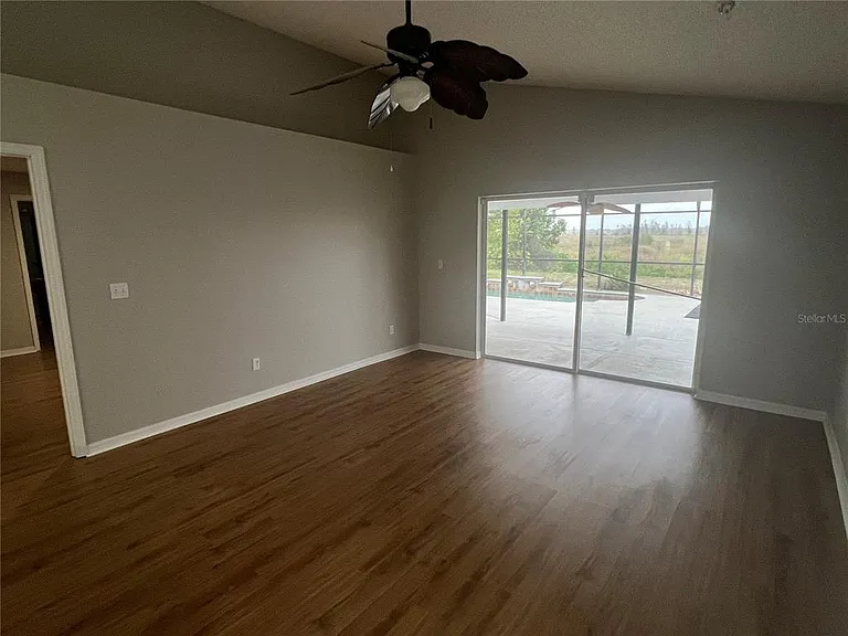 1063 Bluegrass Dr — Photo 9