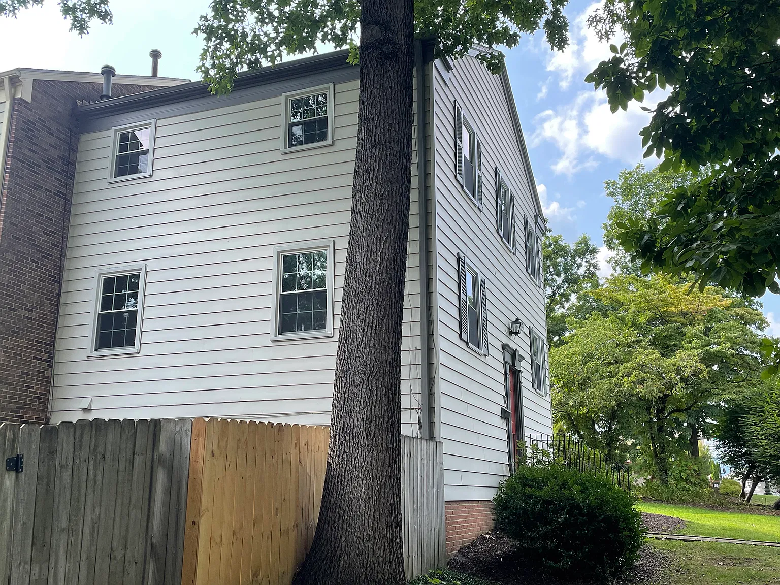 4 bed, 3.5 bath, 1980 sqft, $2,500 — Photo 2