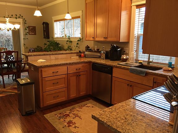 Kitchen with Breakfast bar