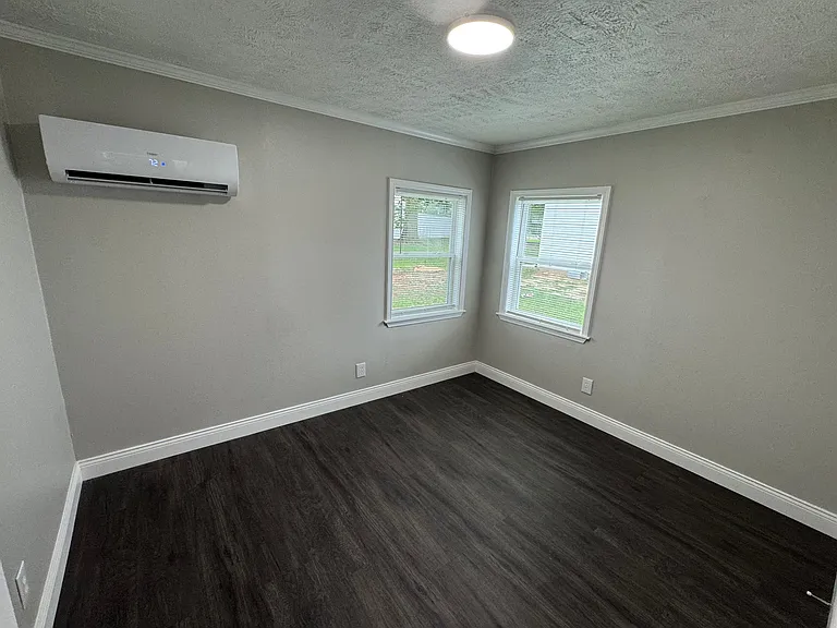 2422 Elliott St — Photo 8