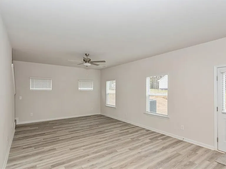 668 Mackenzie Cv — Photo 3