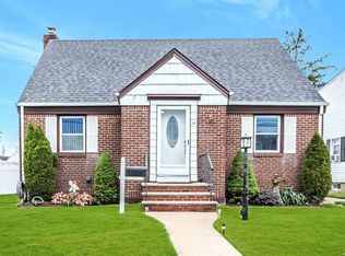 34 Ribbon St, Franklin Square, NY 11010