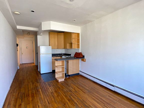 2nd image of 530 W 47th St #Dph