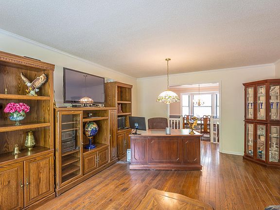 4th image of 305 Windy Hollow Dr