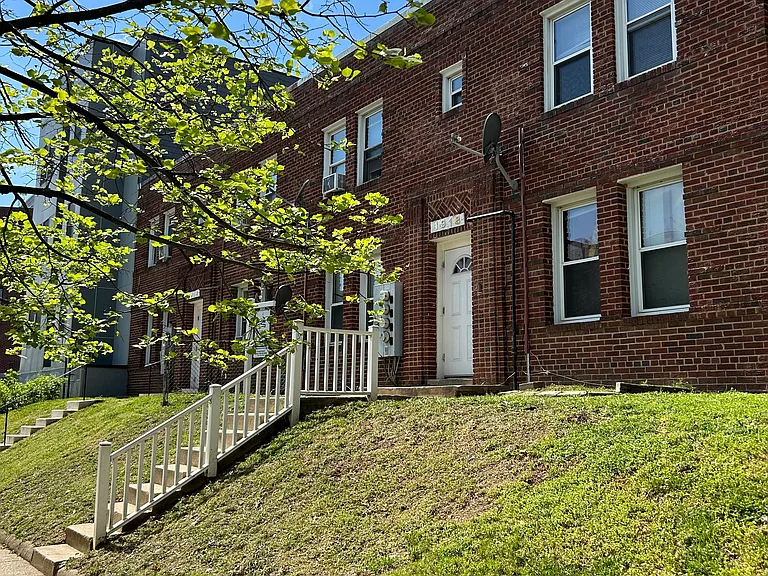 1918 I St NE #C — Photo 18