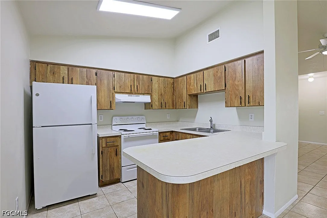 2 bed, 2.0 bath, 2072 sqft, $1,399 — Photo 2