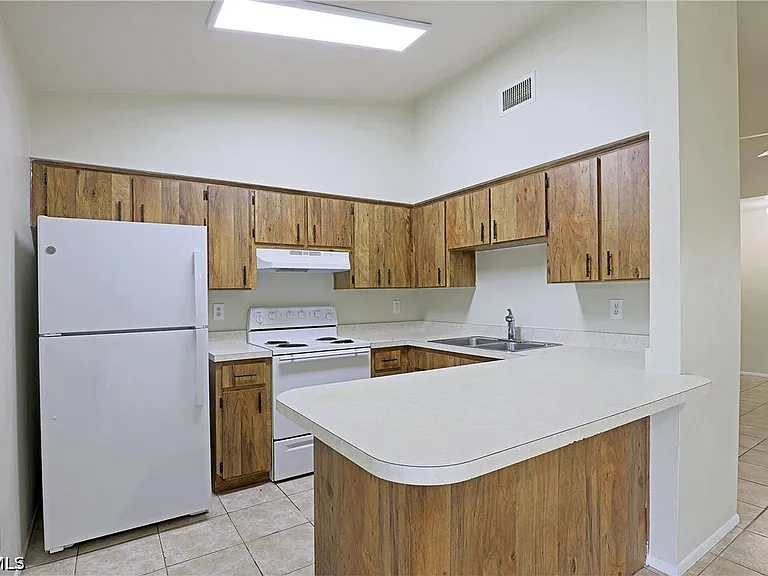 4417 SW Santa Barbara Pl — Photo 2