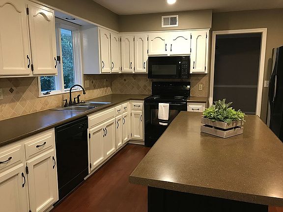 Kitchen, all appliances stay