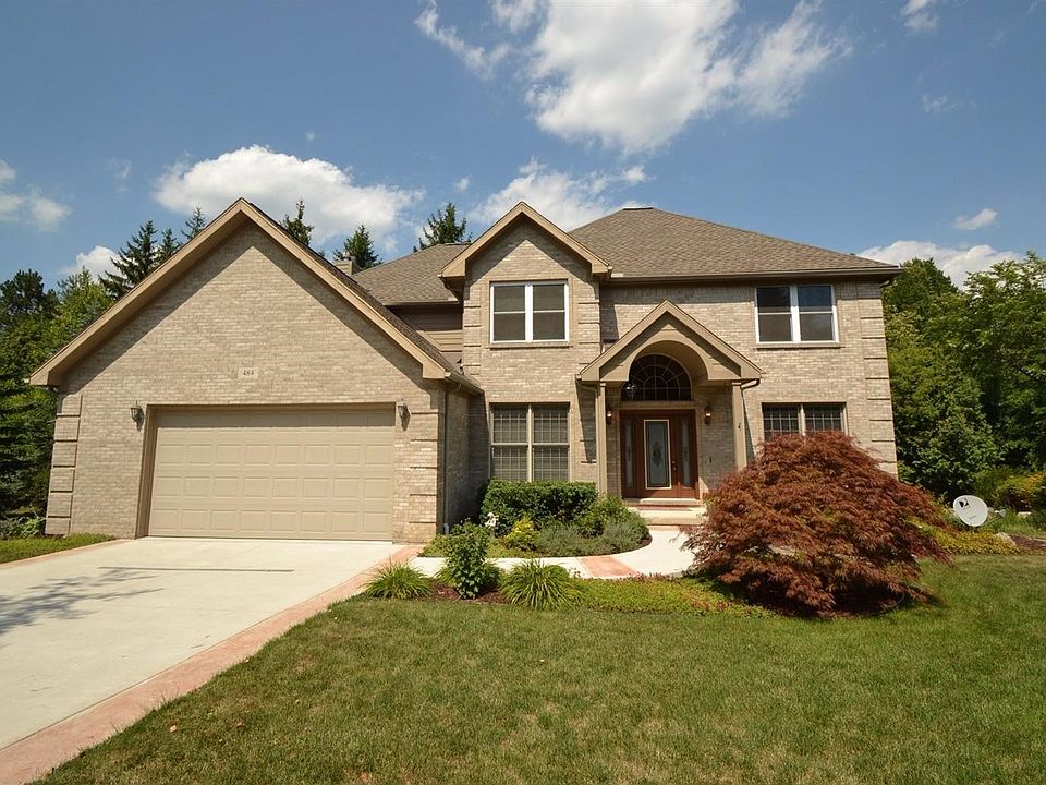 1st image of 484 Pine Brae St