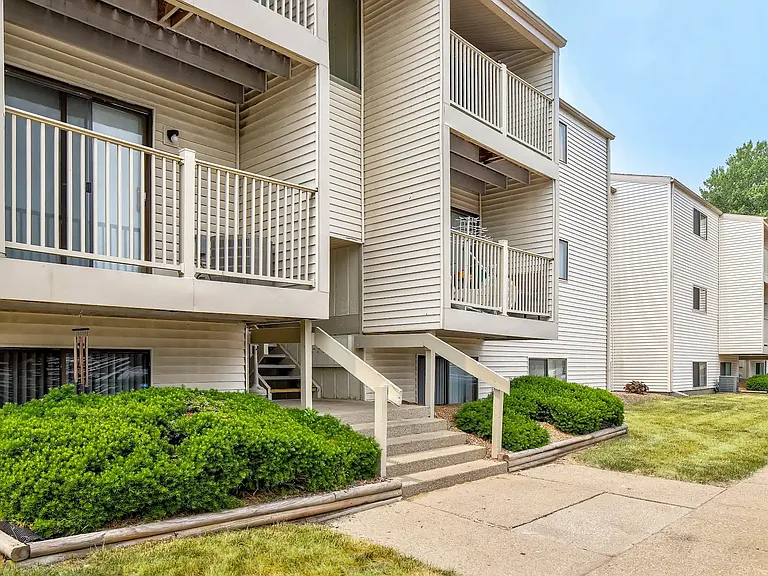 Country Knoll Apartments — Photo 12