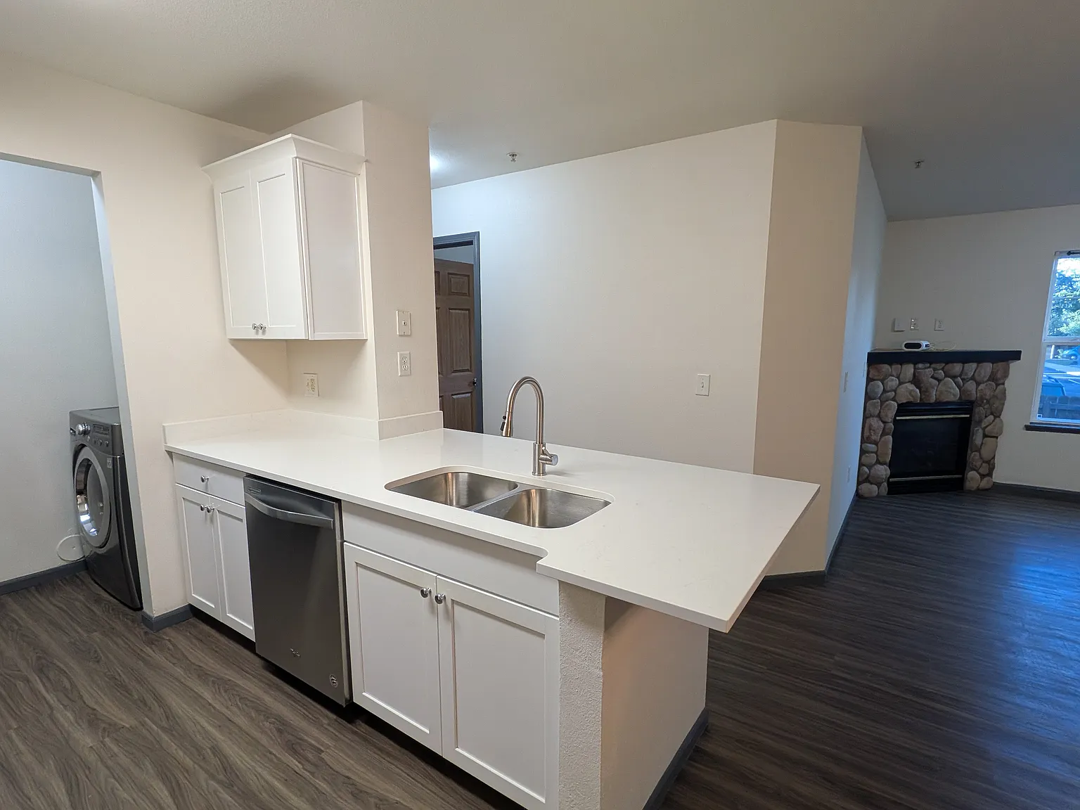 3 bed, 1055 sqft, $2,195 — Photo 3