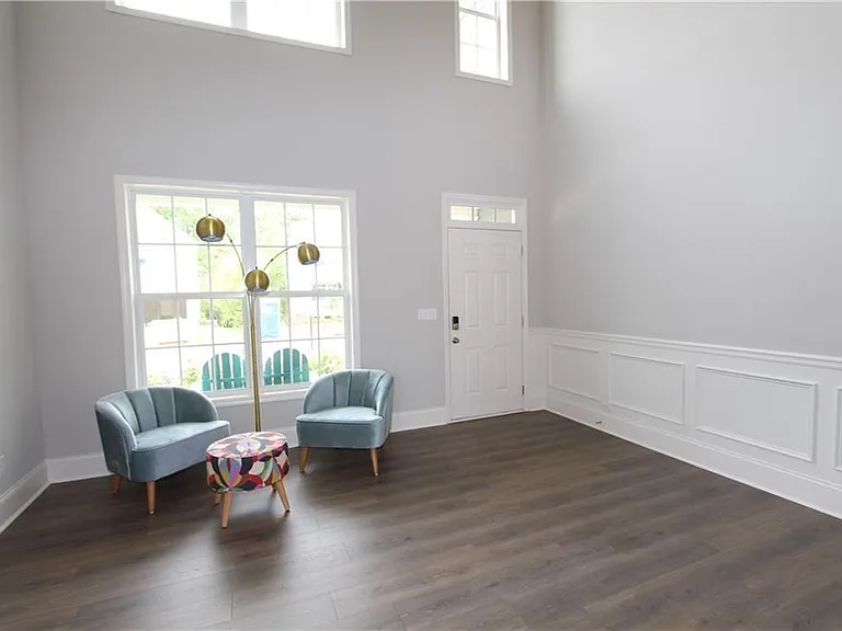 6870 Rambling — Photo 2