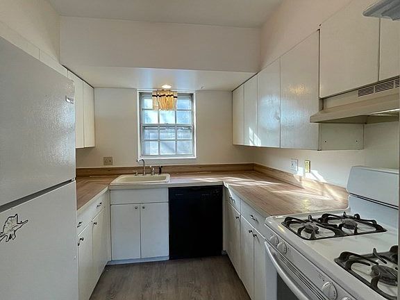 5th image of 38 Lake Shore Ter APT 4