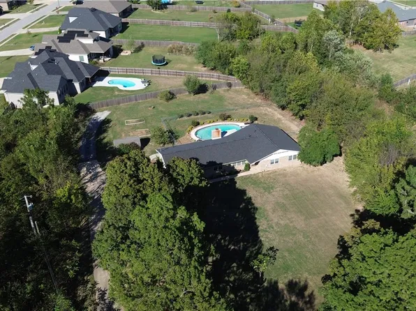 588 Elm Valley Ln, Springdale, AR 72762