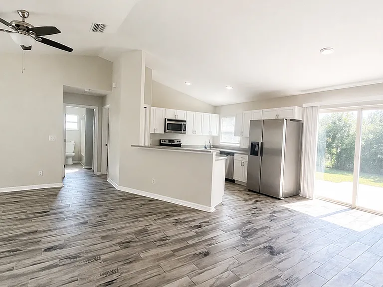 19 Roxbury Ln — Photo 2