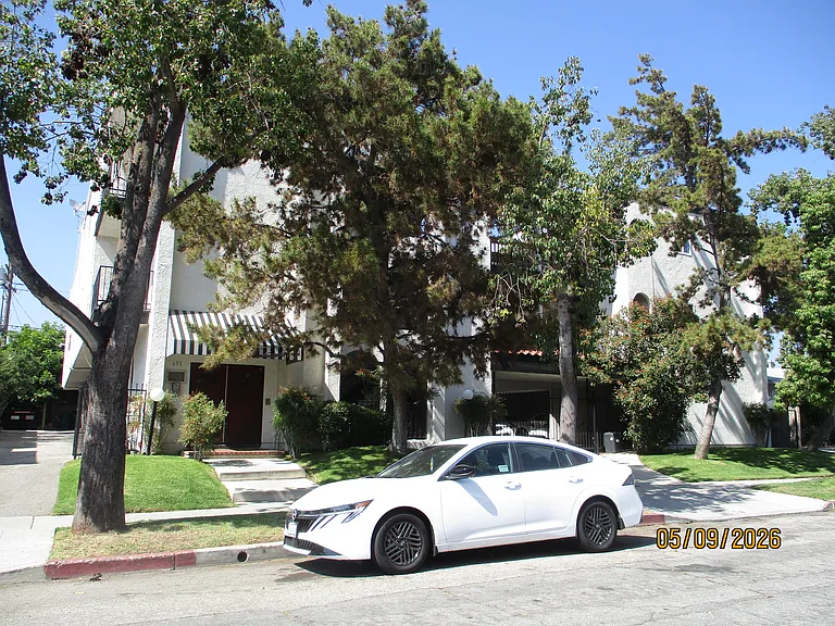 631 E Elk Ave #8 — Photo 11