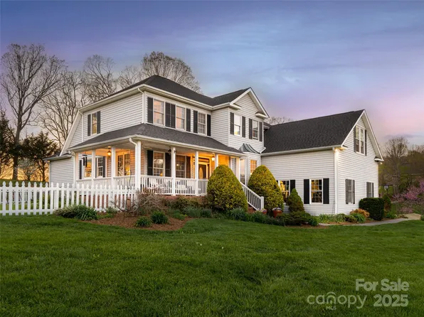 9 Meadow Glen Dr, Weaverville, NC 28787