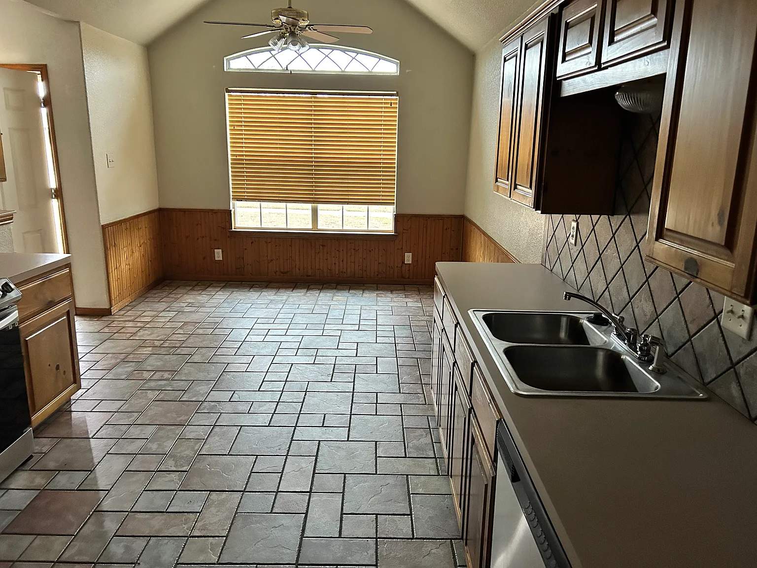 2 bed, 2.0 bath, 1368 sqft, $1,327 — Photo 2