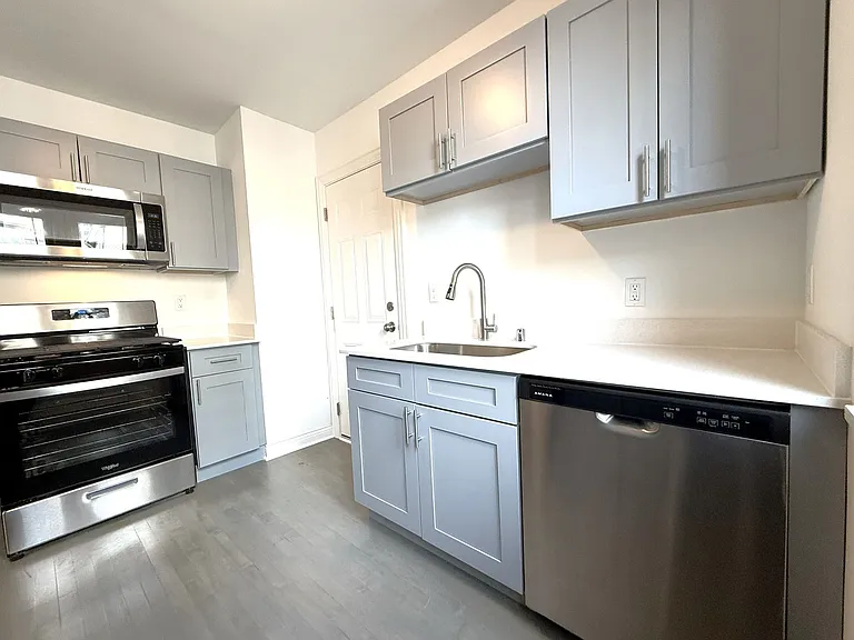 1800 N Farwell Apartments — Photo 8