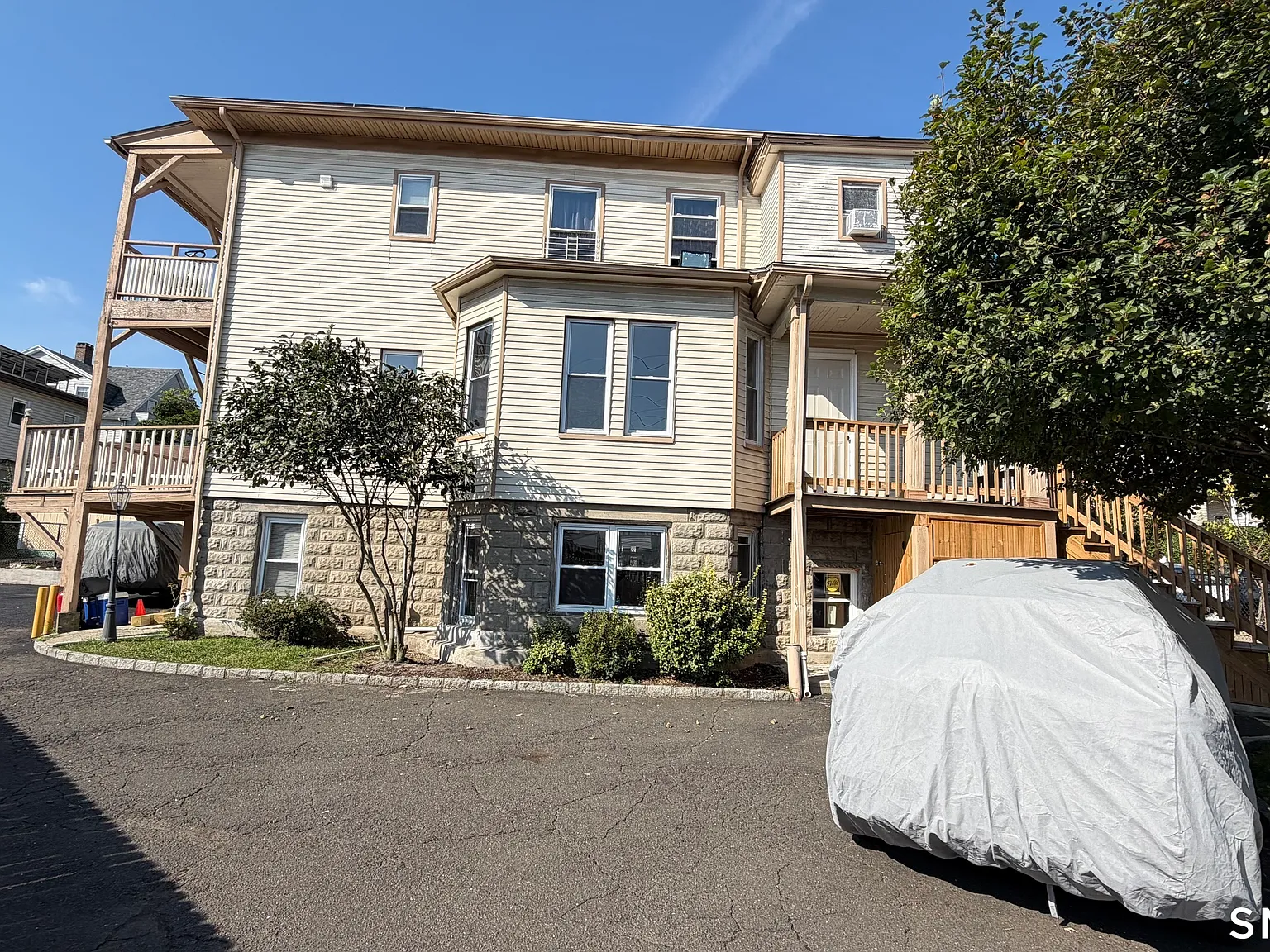 3 bed, 1.0 bath, 1200 sqft, $2,500 — Photo 3