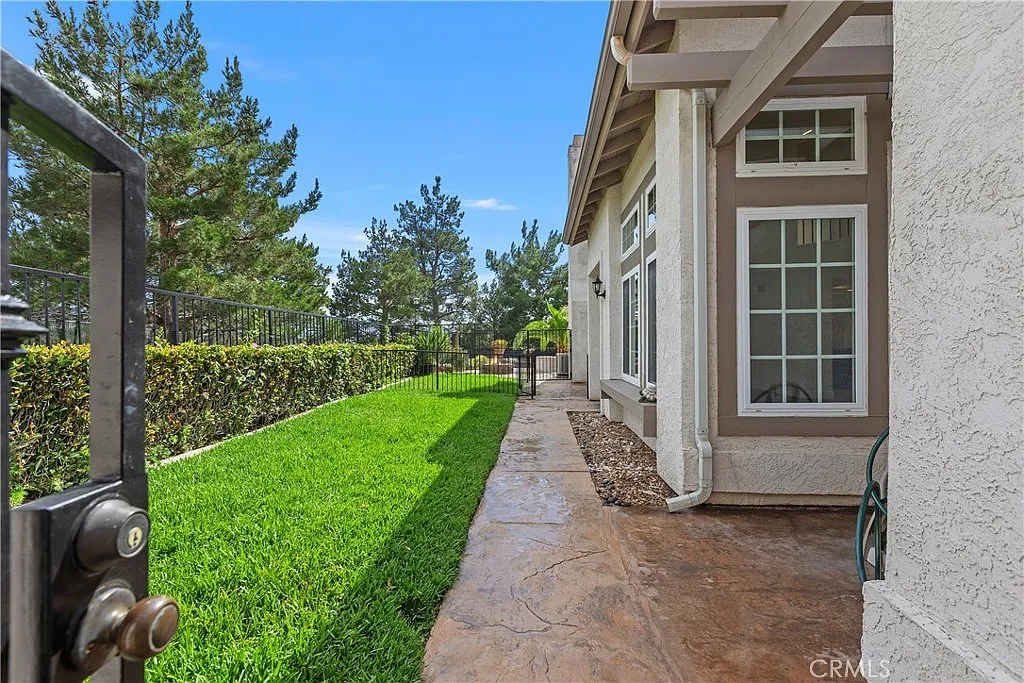 4 bed, 2.5 bath, 1865 sqft, $5,950 — Photo 3