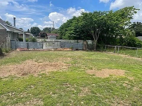 8004 Versailles St — Photo 13