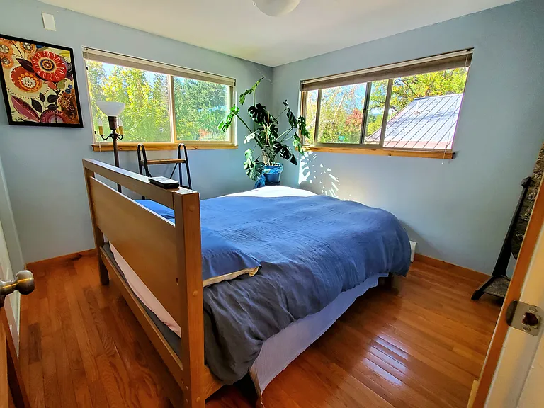 Queen sized ADJUSTABLE bed with organic mattress and linens.