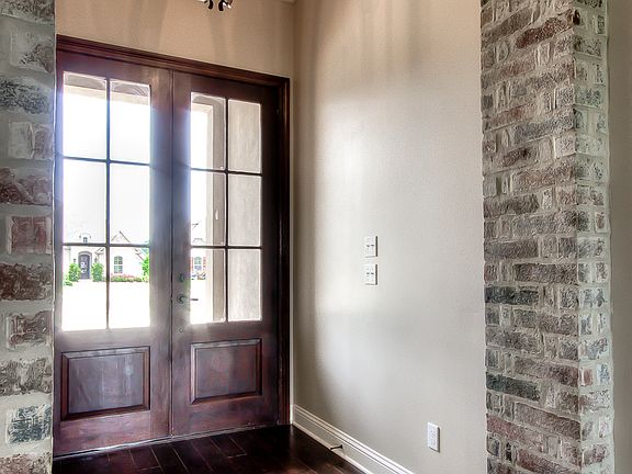 2nd image of 718 Dumaine