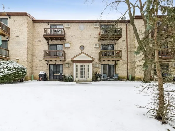 502 E Spruce Dr APT 1B, Palatine, IL 60074
